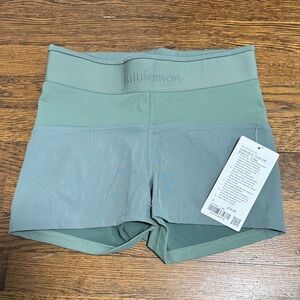 NWT lululemon license to Tain HR short 2” Logo size 8